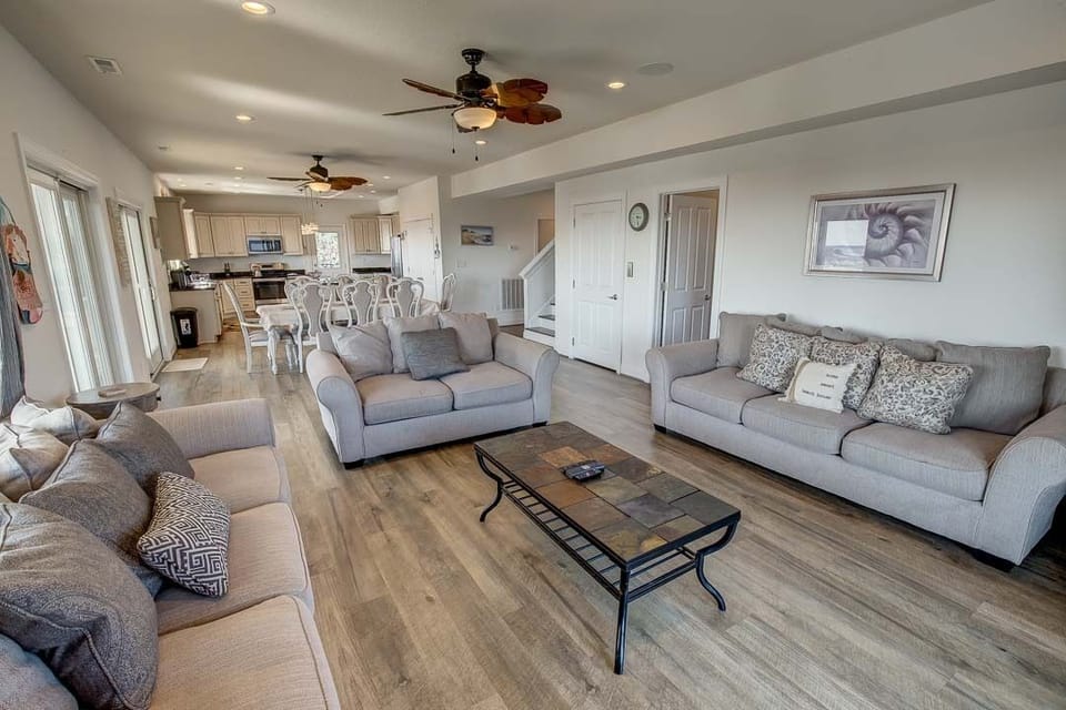 Mid-Level Living Room with Deck Access