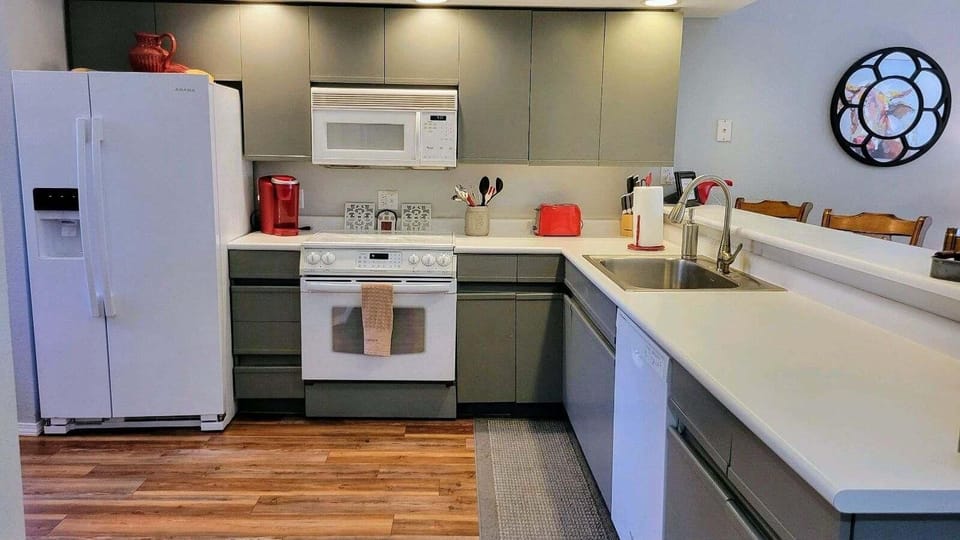 Fully equipped kitchen.