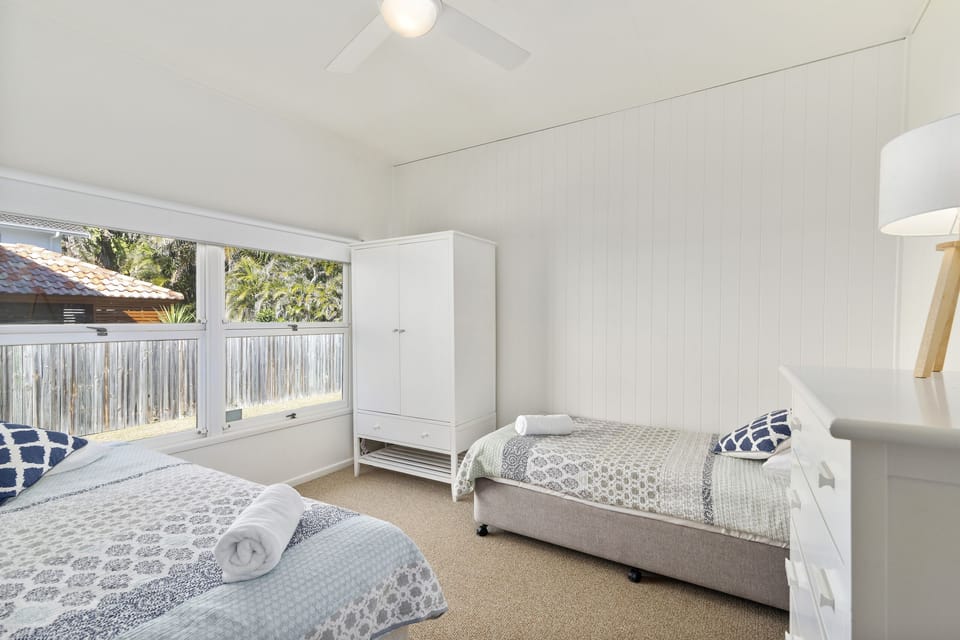 3 bedrooms, iron/ironing board, internet, bed sheets