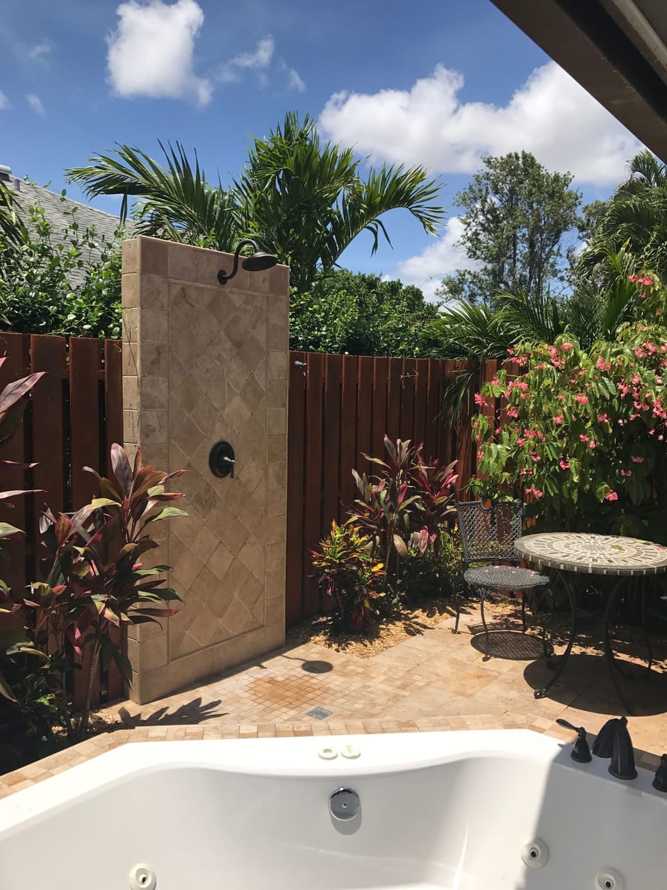 Combined shower/tub, hair dryer, bidet, towels