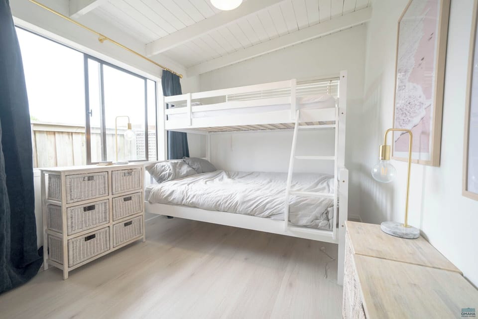 4 bedrooms, iron/ironing board, WiFi