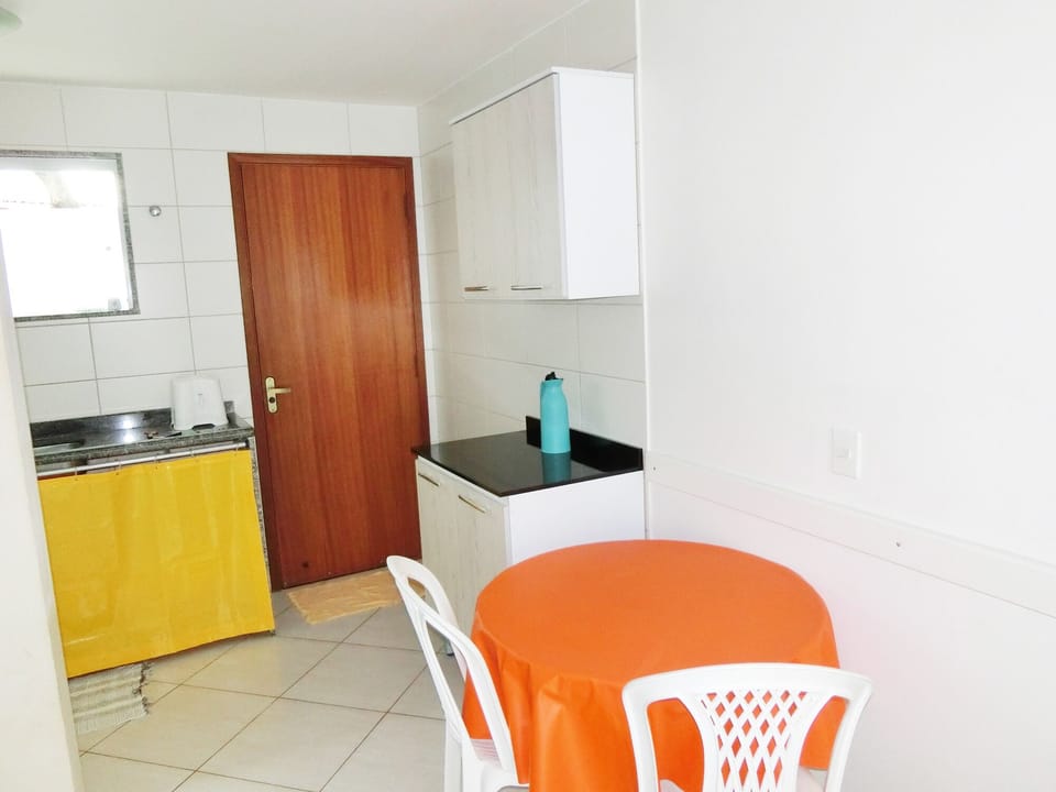 Fridge, oven, stovetop, coffee/tea maker