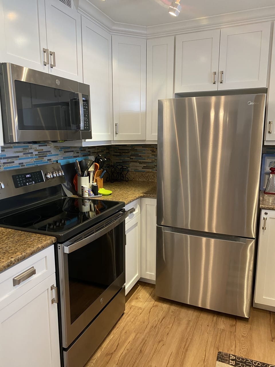 Coffee/tea maker, fridge, microwave, oven