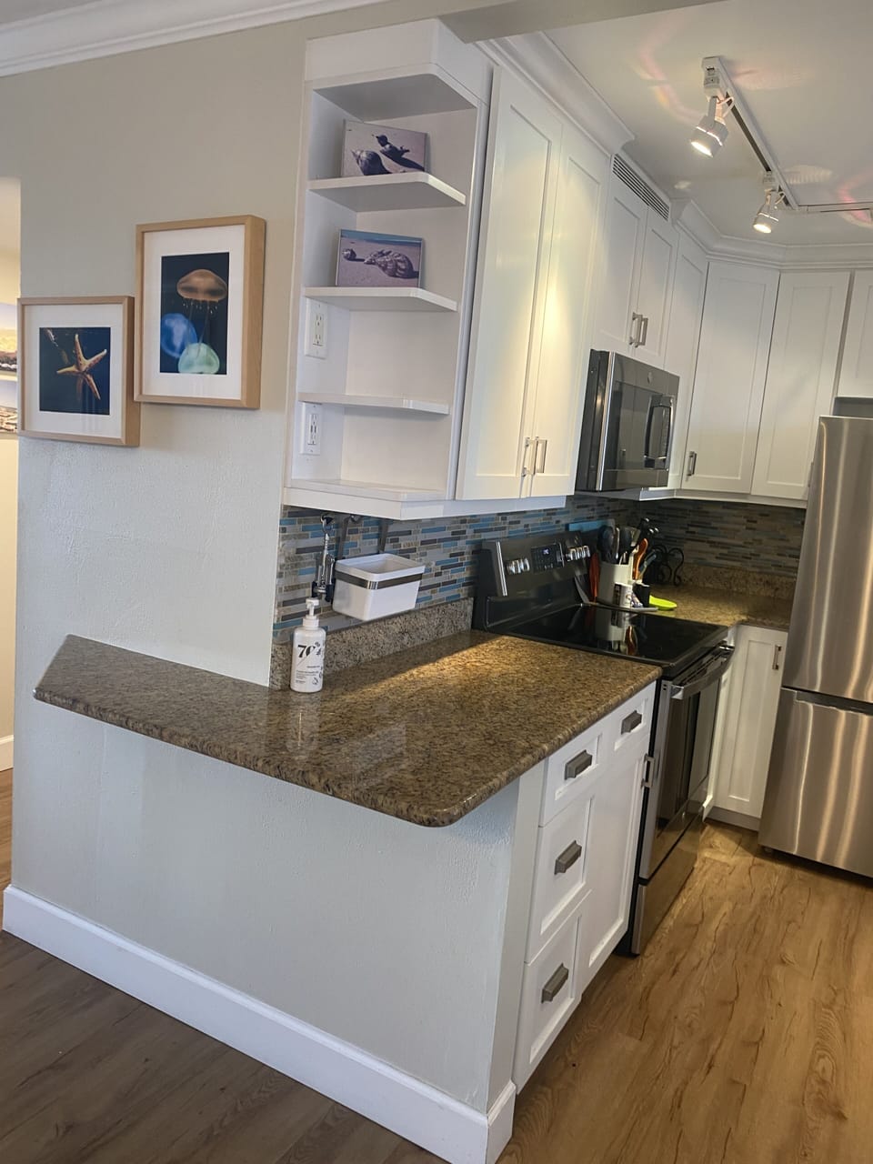 Coffee/tea maker, fridge, microwave, oven
