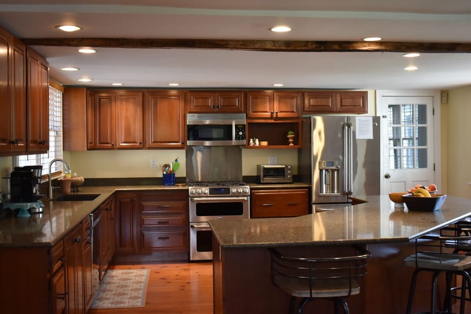 Coffee/tea maker, fridge, microwave, oven