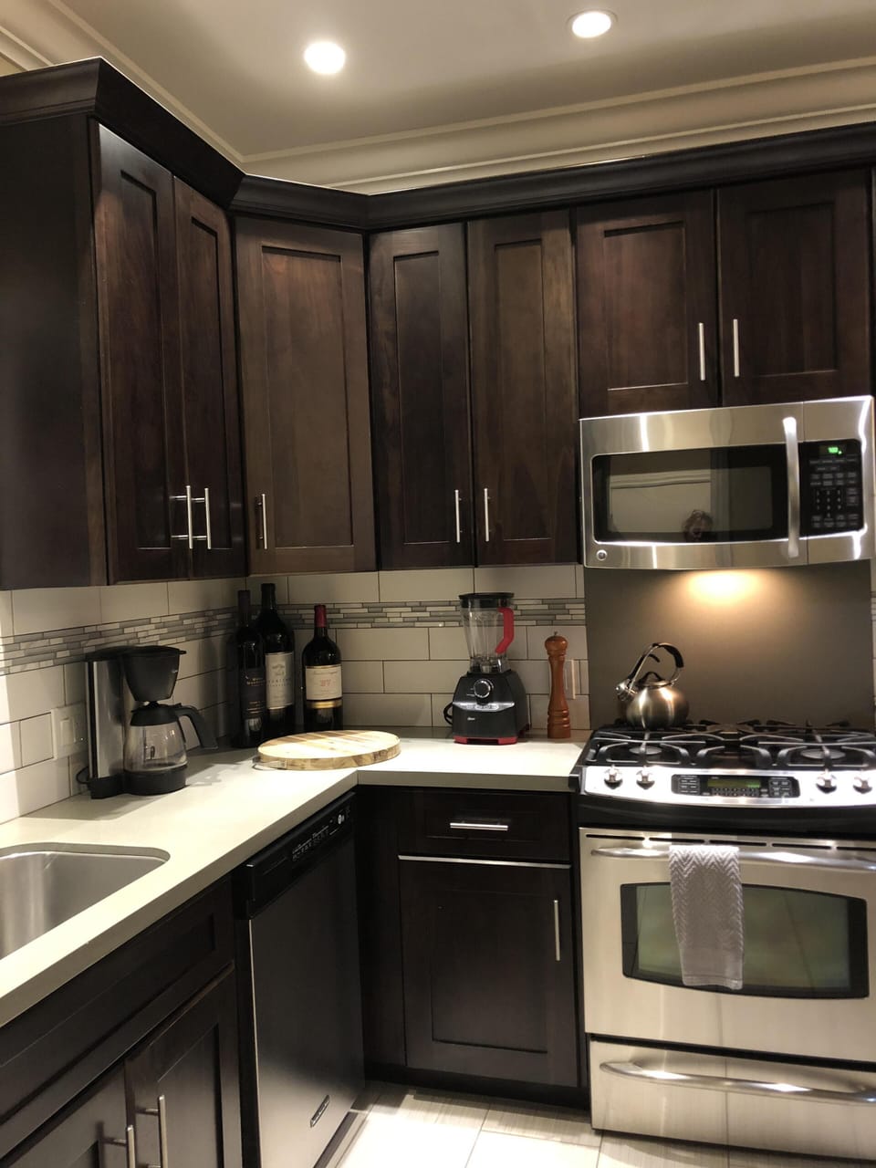 Coffee/tea maker, fridge, microwave, oven