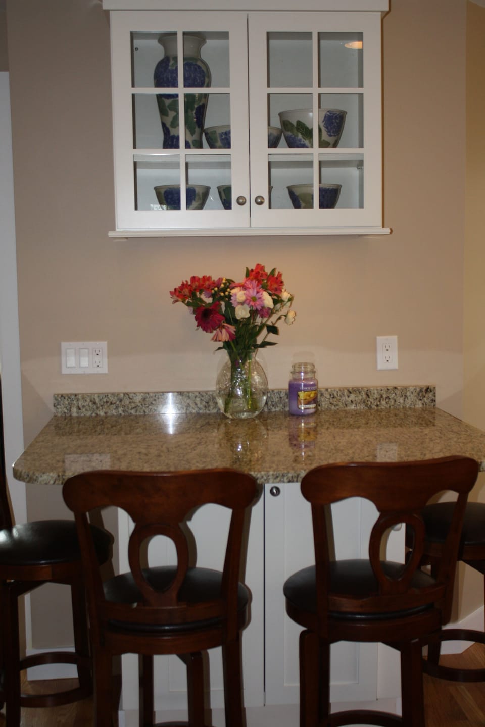 Sitting area in the kitchen. Seats 4-6