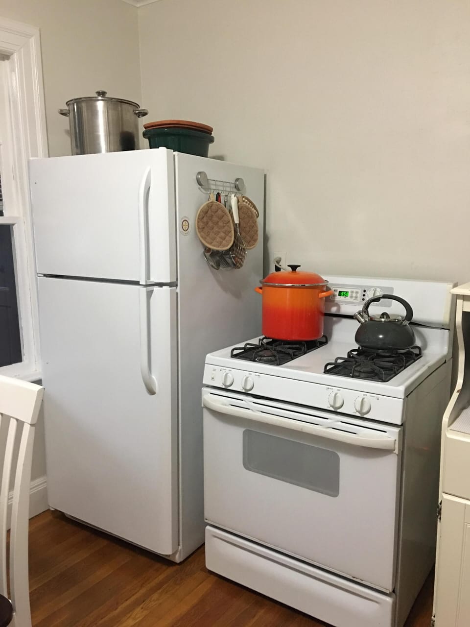 Kitchen with lobster pots in 2 sizes