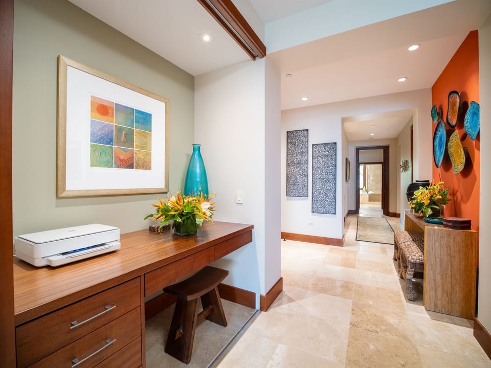 C301 Sun Splash Villa with Exquisite Art and Decor!