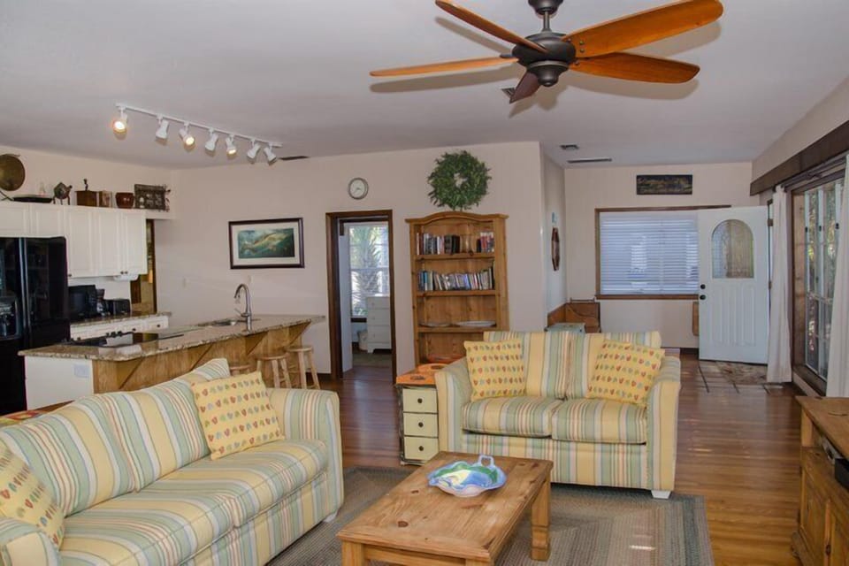 Smart TV, DVD player, books, stereo