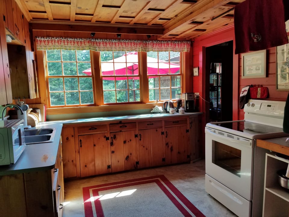Coffee/tea maker, fridge, microwave, oven