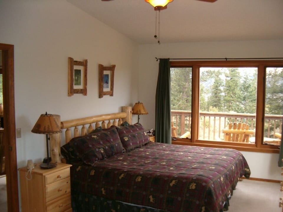 master bedroom, King bed pillowtop mattress