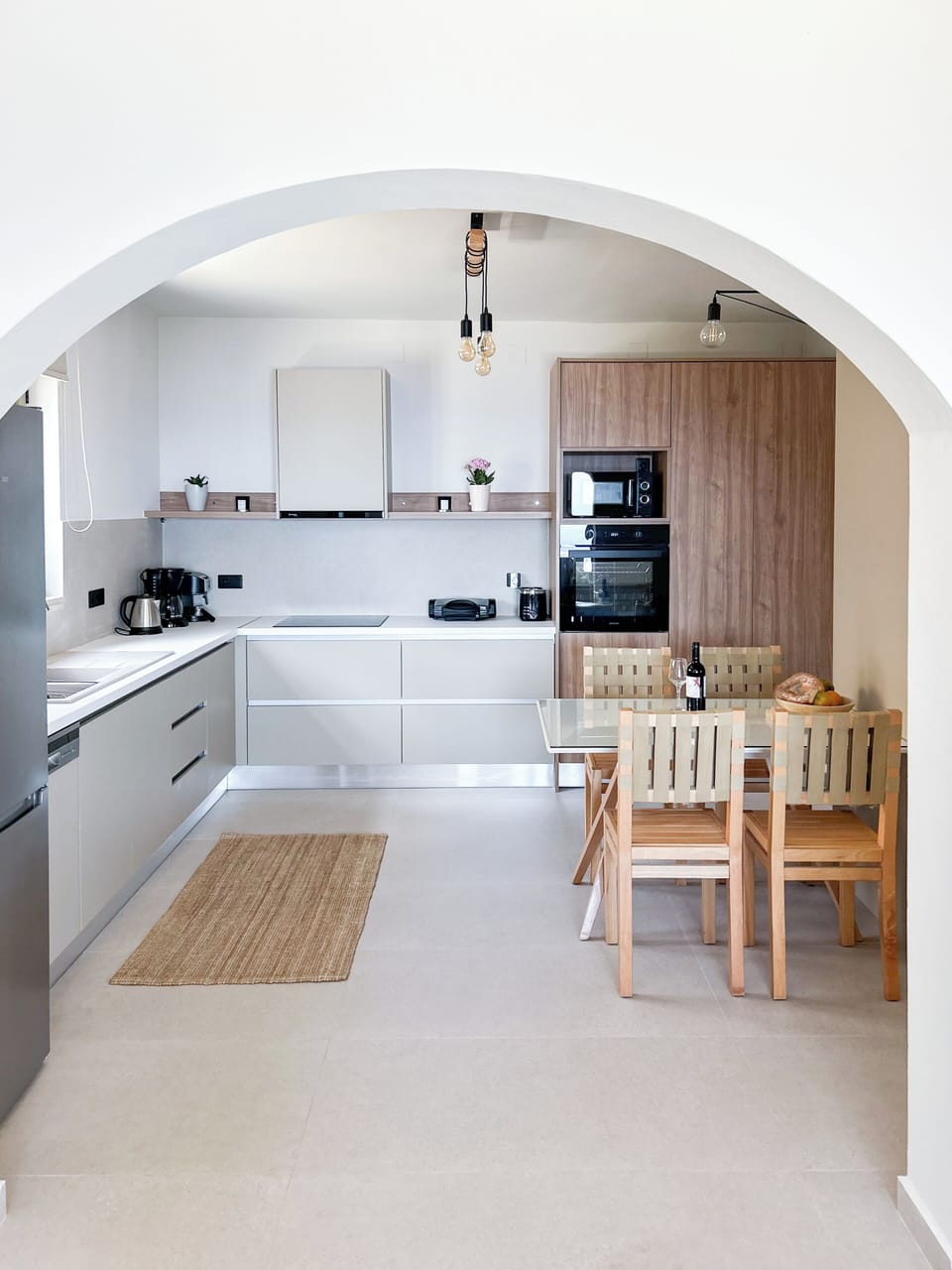 Fridge, microwave, oven, coffee/tea maker