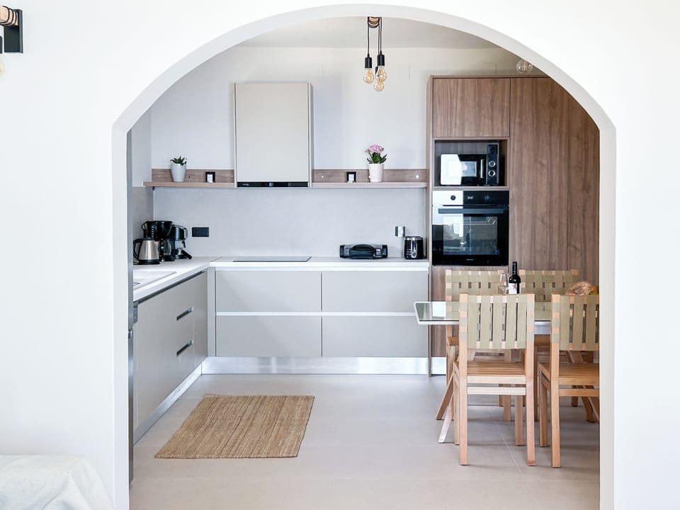 Fridge, microwave, oven, coffee/tea maker