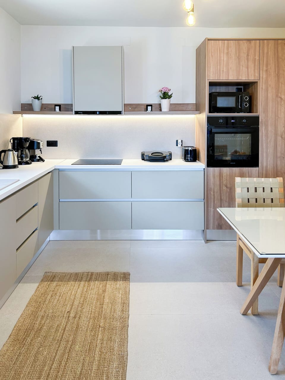Fridge, microwave, oven, coffee/tea maker
