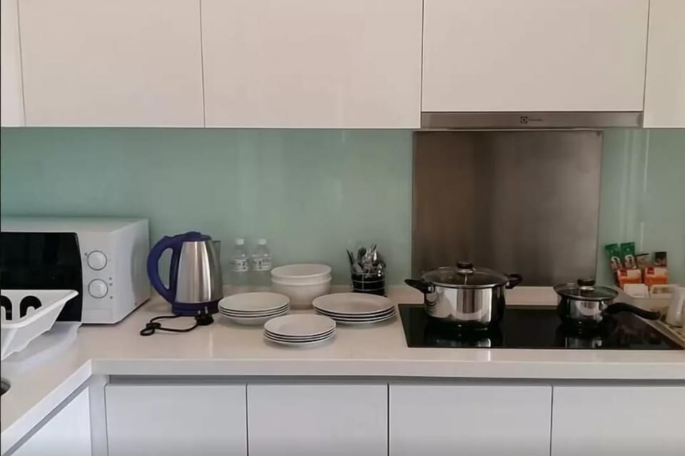 Electric kettle, cookware/dishes/utensils, dining table