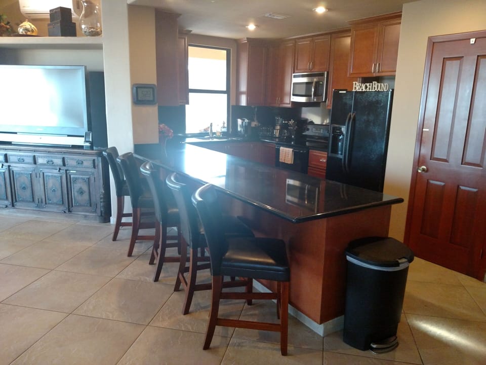 Kitchen and Breakfast bar Large spacious Dining room w Table and Chairs attached