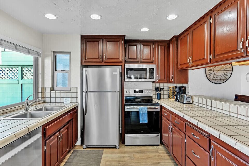 Coffee/tea maker, fridge, microwave, oven