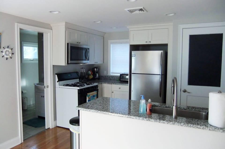 Coffee/tea maker, fridge, microwave, oven