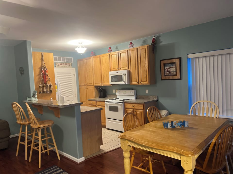 Coffee/tea maker, fridge, microwave, oven