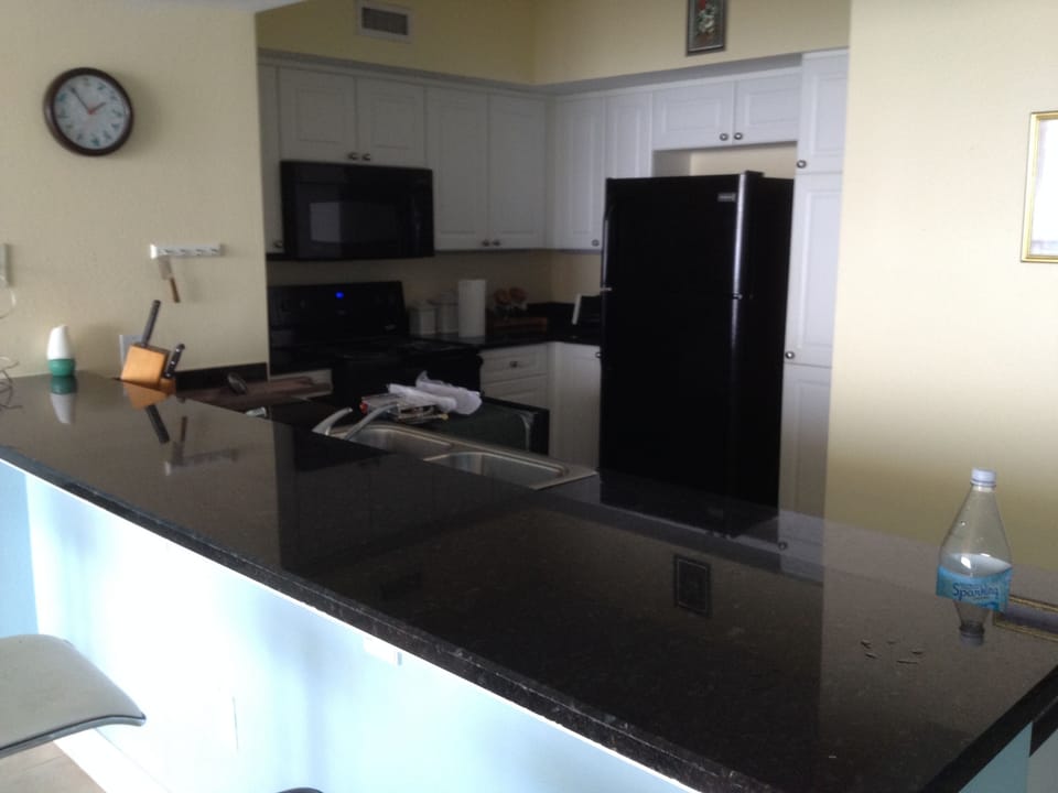 Coffee/tea maker, fridge, microwave, stovetop