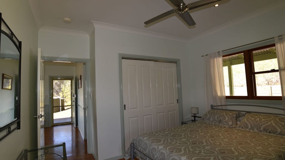 2 bedrooms, travel crib, WiFi (free), bed sheets