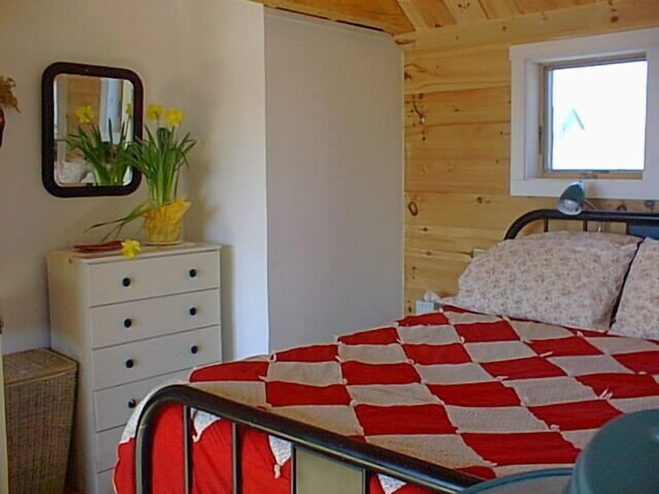2 bedrooms, desk, WiFi (free), bed sheets