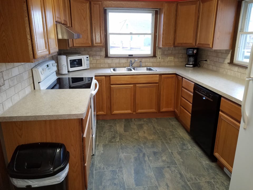 Coffee/tea maker, fridge, microwave, oven