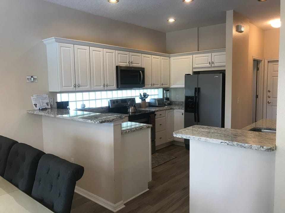 Kitchen withe granite counters, new cabinets and stainless appliances