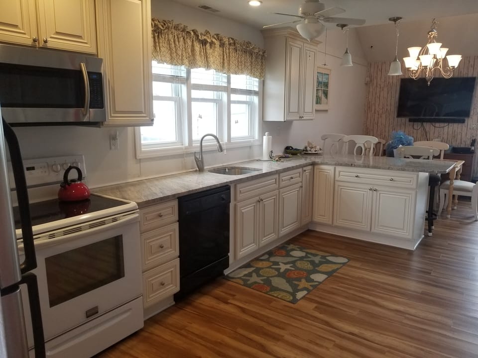 Coffee/tea maker, fridge, microwave, oven