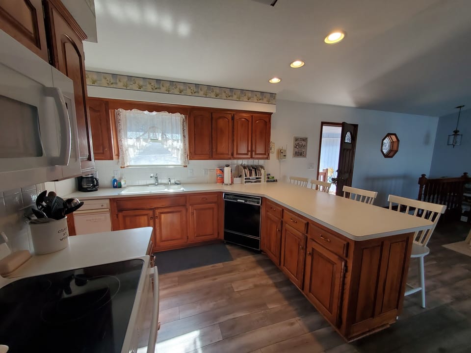 Coffee/tea maker, fridge, microwave, oven