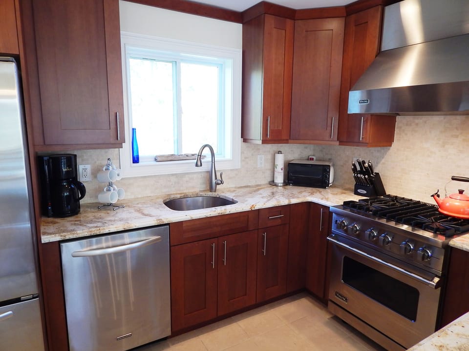 Coffee/tea maker, fridge, microwave, oven
