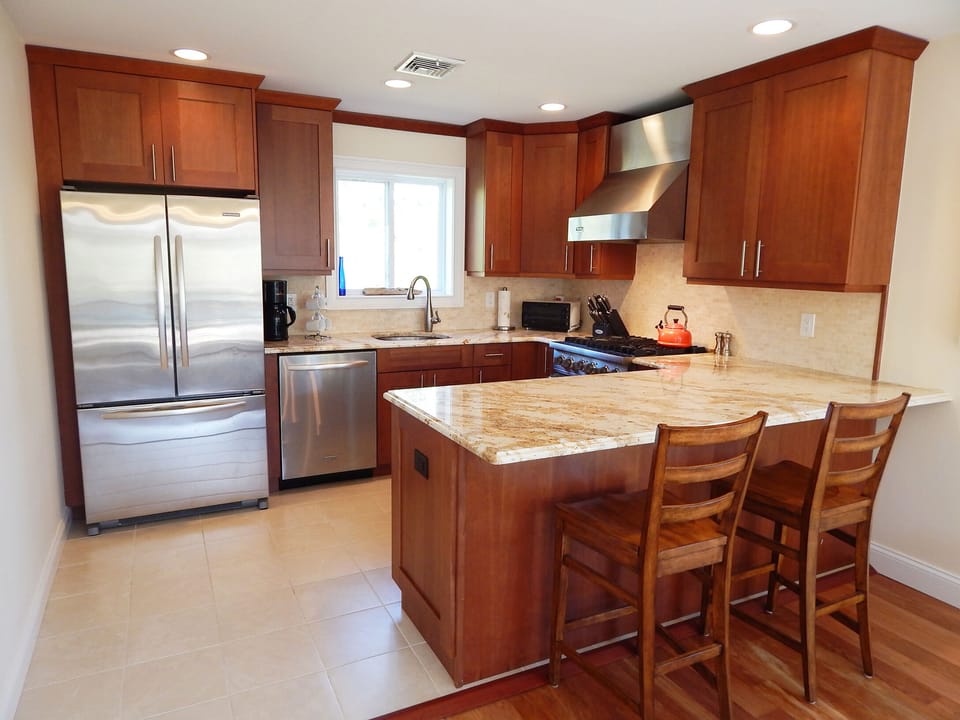 Coffee/tea maker, fridge, microwave, oven