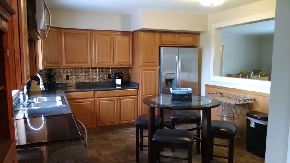 Coffee/tea maker, fridge, microwave, oven