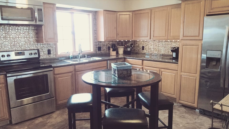 Coffee/tea maker, fridge, microwave, oven