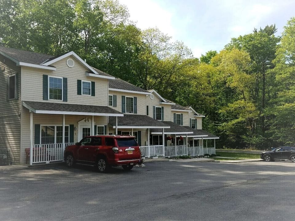 A small, peaceful complex with a short walk thru the trees to the beach & trails