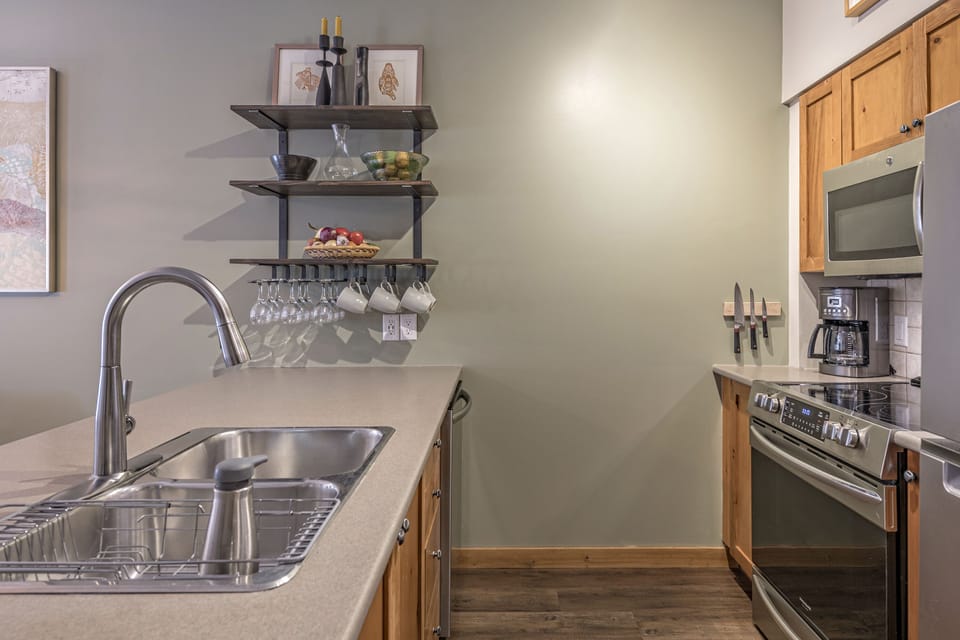 Coffee/tea maker, fridge, microwave, oven