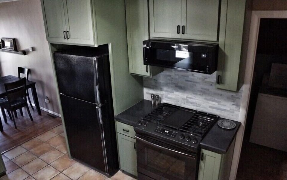 Coffee/tea maker, fridge, microwave, oven