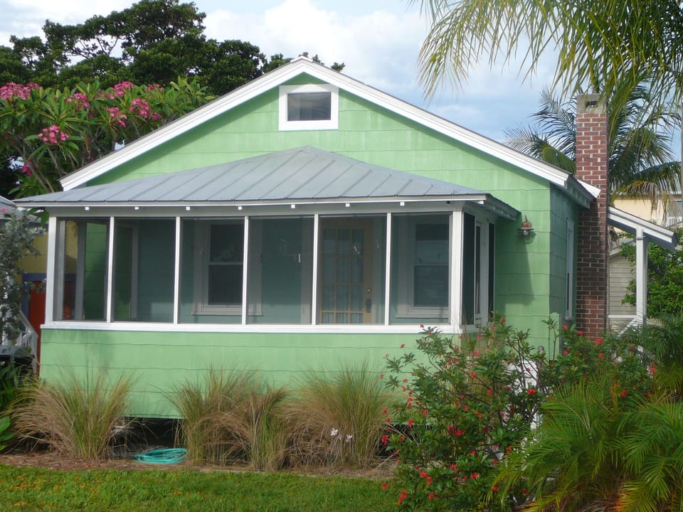 GREEN Cottage A...sleeps 2-4..Queen bed & twin bunk beds
