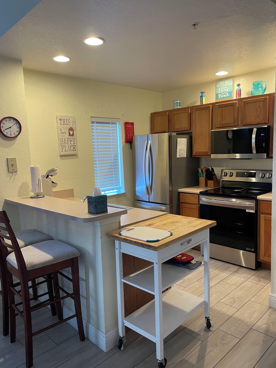 Coffee/tea maker, fridge, microwave, oven