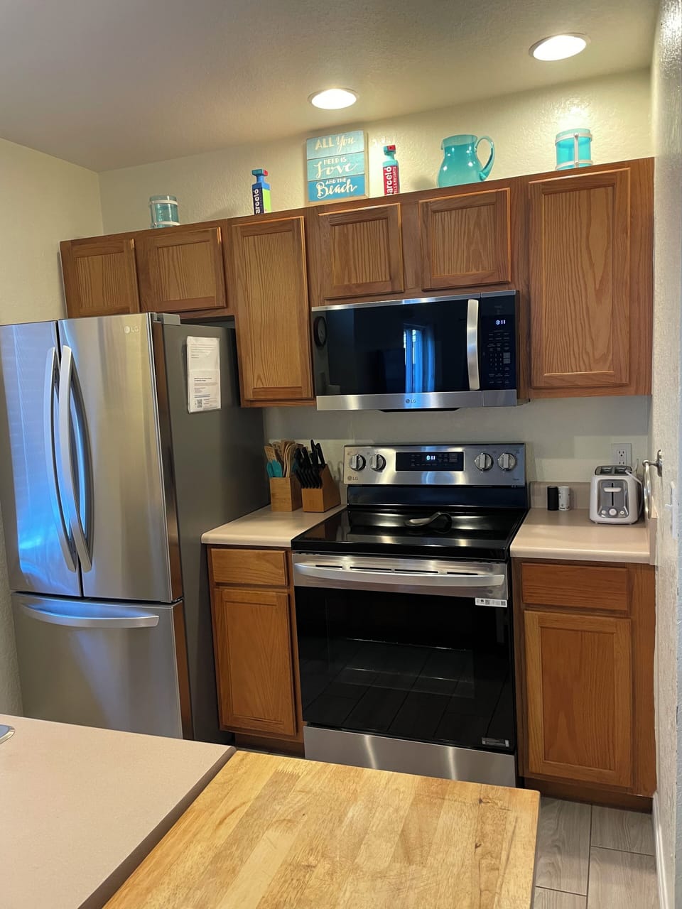 Coffee/tea maker, fridge, microwave, oven