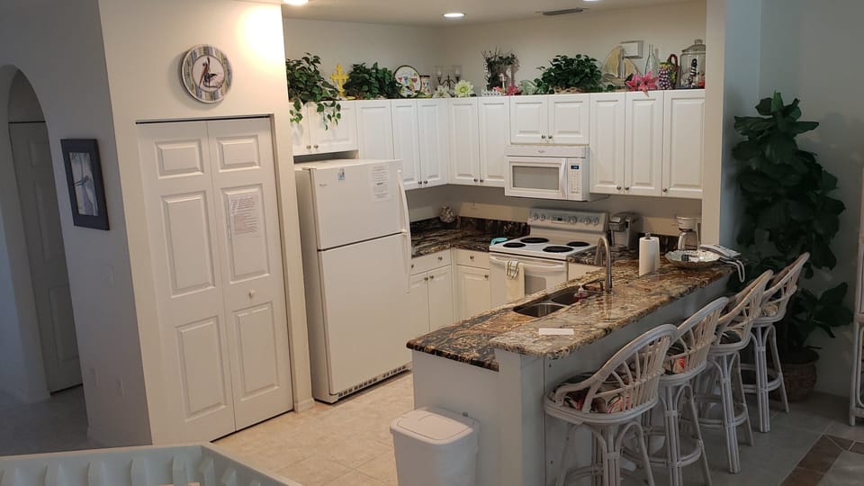 Coffee/tea maker, fridge, microwave, oven