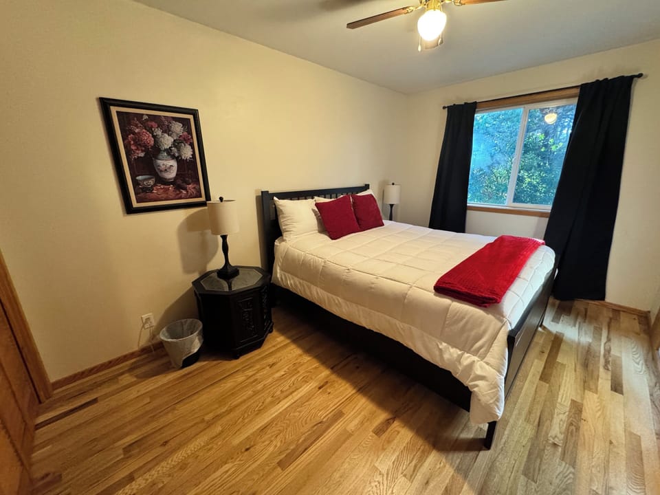 5 bedrooms, iron/ironing board, WiFi, bed sheets