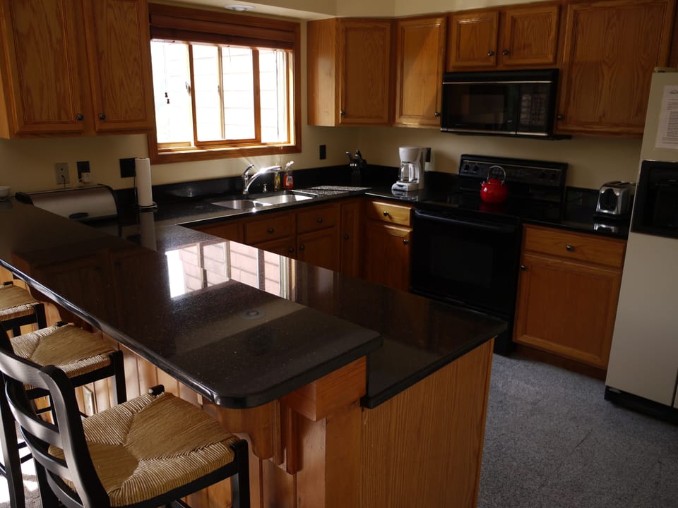 Fully equiped kitchen with bar chairs!