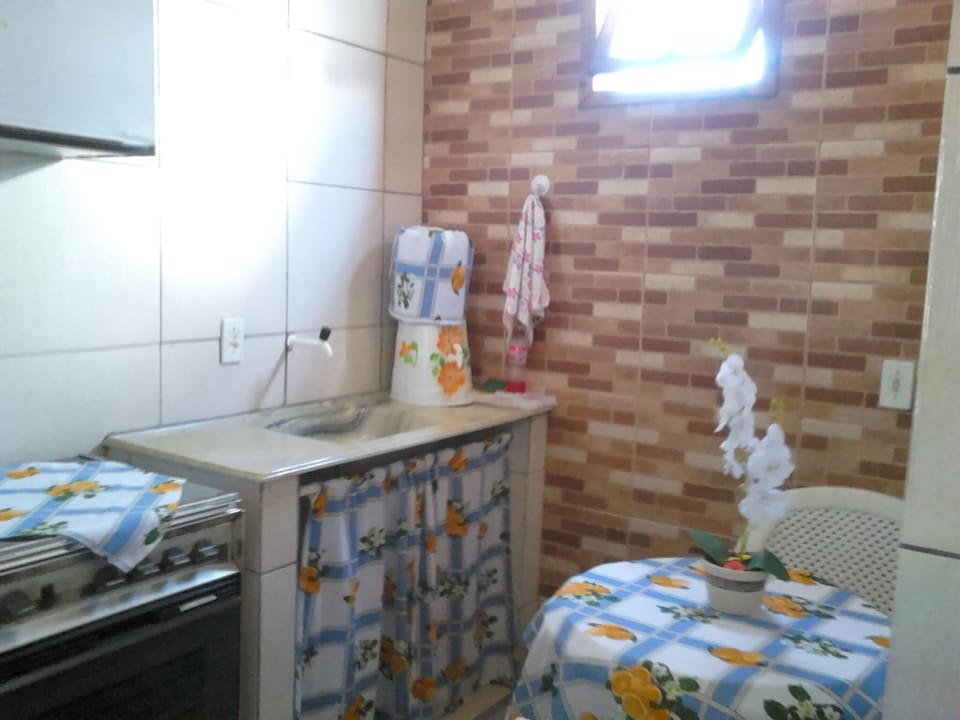 Fridge, oven, stovetop, coffee/tea maker