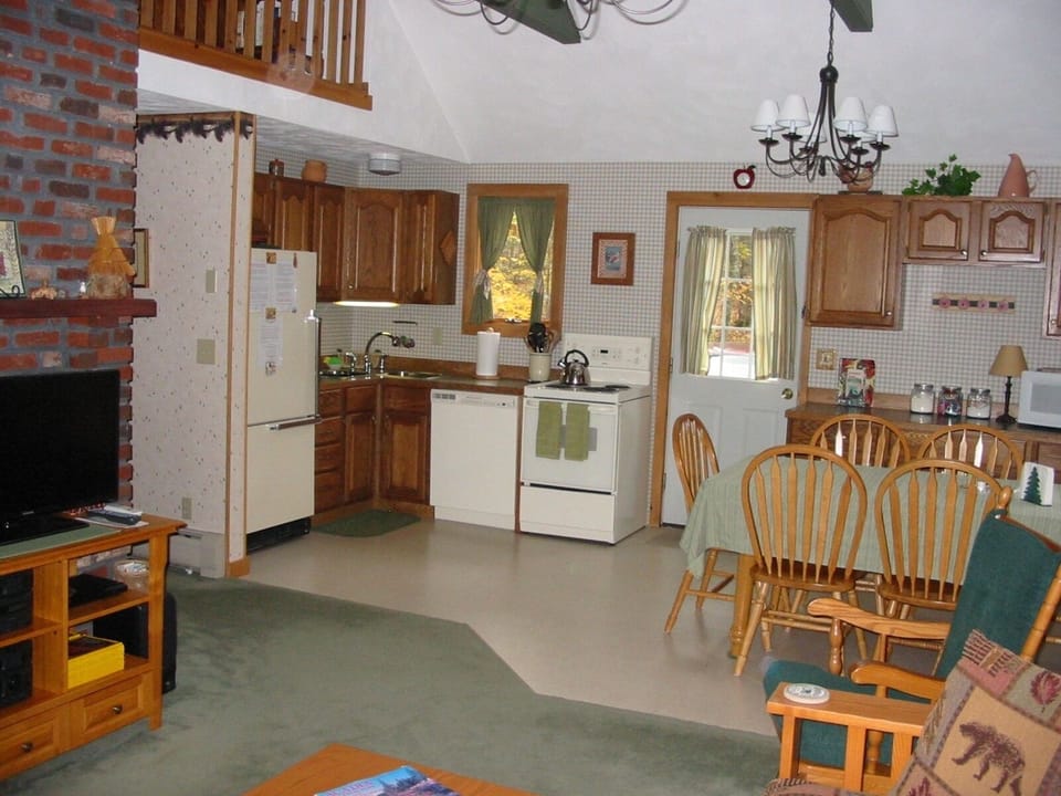 Kitchen & Dining Areas - Bright, Open & Wonderfully Stocked!