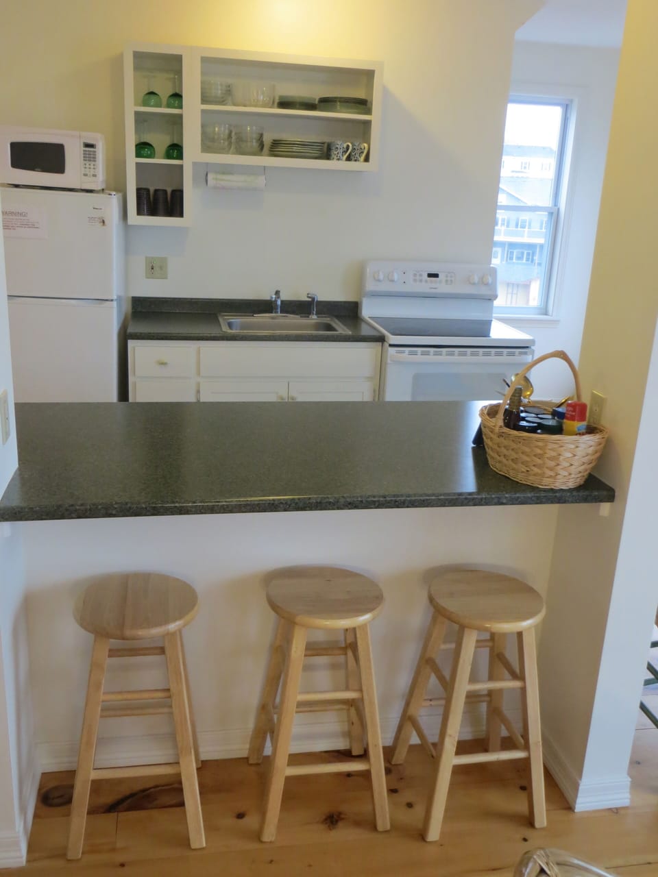 Coffee/tea maker, fridge, microwave, oven