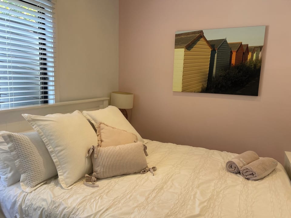 1 bedroom, iron/ironing board, WiFi (free), bed sheets