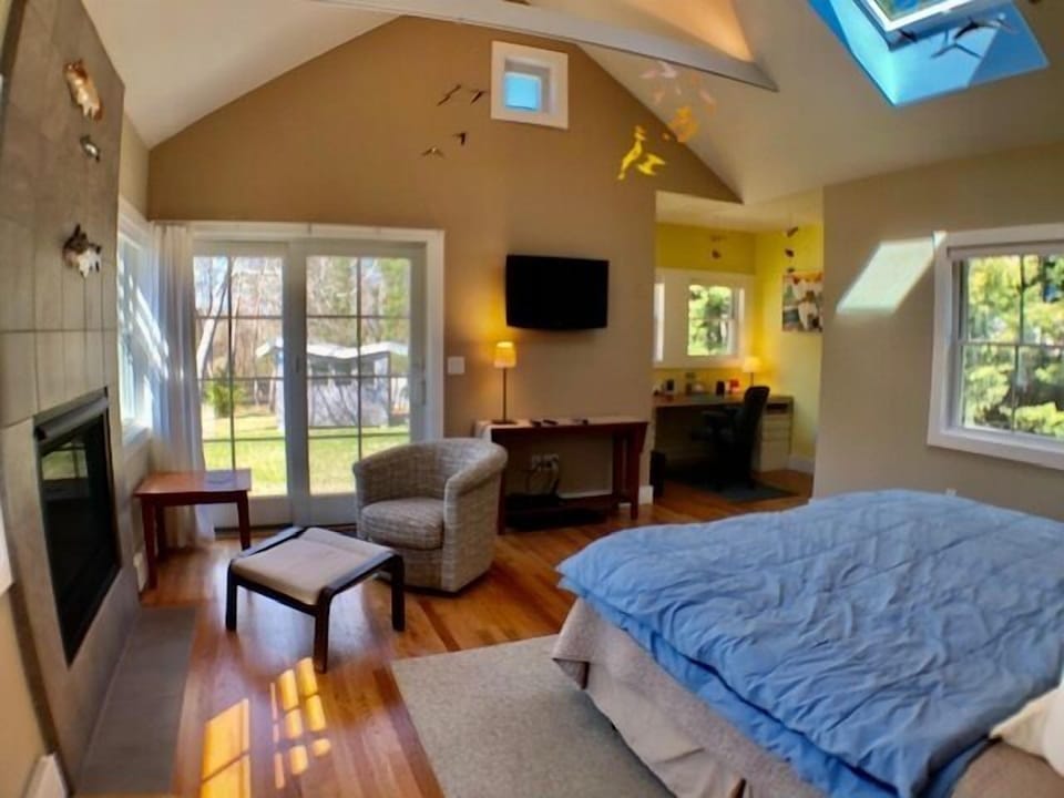 2 bedrooms, iron/ironing board, internet