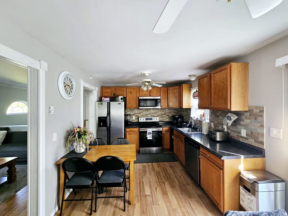 Coffee/tea maker, fridge, microwave, oven